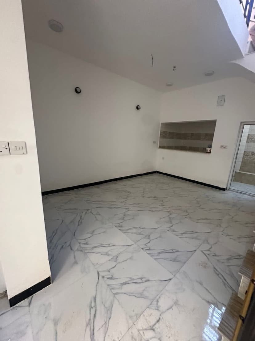 💎 للأيجار في السيدية 💎منشور رقم((382))بيت 55 متر يحتوي على 2 نوم و مطبخ وصالة و خدمات الموقع📍الاقتصادين للأستفسار📞07775633891الضباط قرب مجمع السفير 📍مكتب المتحدة للاستثمار العقاري 📍